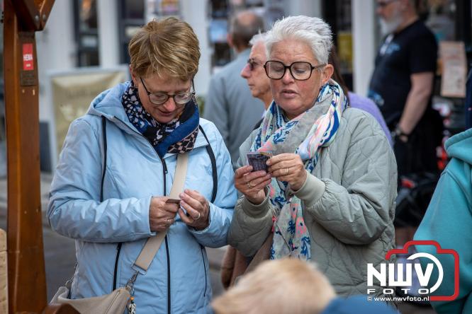 Volle terrassen, bruisende kleedjesmarkt en sportieve Wallenloop: Elburg leeft tijdens koningsdag! - &copy; NWVFoto.nl